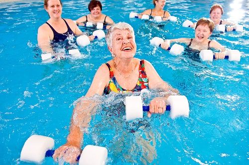 old lady doing aquatic exercises for knee pain